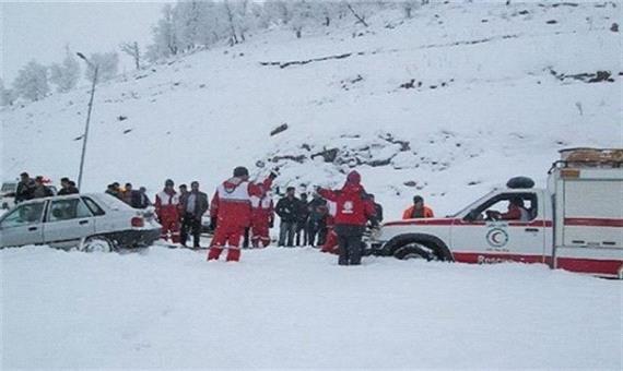 بارش سنگین برف در گردنه گله بادوش الیگودرز/سرنشینان 5 خودرو گرفتار نجات یافتند
