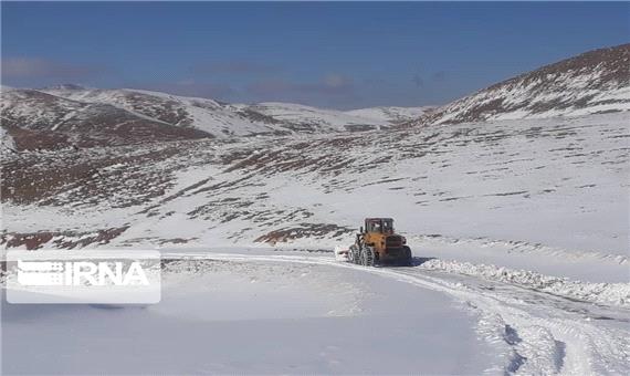 بارش برف راه ارتباطی372 روستای الیگودرز را بست
