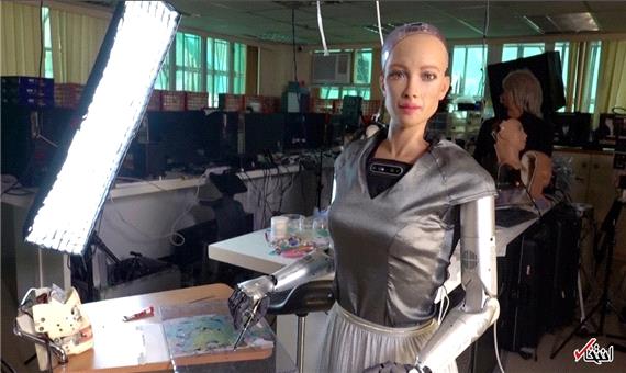 فروش نقاشی‌های ربات زن نما بیش از 1 میلیون دلار درامد کسب کرد/ عکس