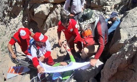 عملیات نجات کوهنورد لرستانی آسیب‌دیده در ارتفاعات شاهان کوه