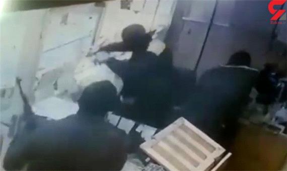 فیلم لحظه سرقت مسلحانه از یک طلافروشی در پلدختر